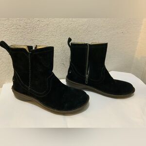 Ugg Neevah 1003421 Black Suede Sheepskin Lined Side Zip Boots Women's Size 7
